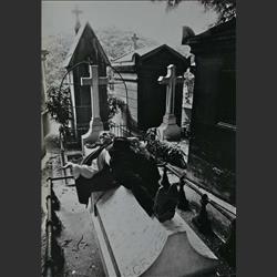 Corbassière allongé sur la tombe d'Horace Vernet au cimetière de Montmartre, photographié par Francis Apesteguy, de l'agence Gamma. 