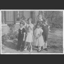 1933. Yves Corbassière, au premier plan à gauche, avec ses soeurs, cousins et cousines chez l'oncle Gabriel, à Neaufle-le-Château.