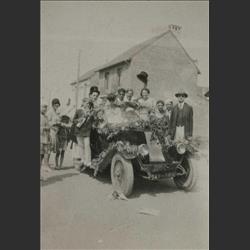 1939. La voiture de la mère de Corbassière, lors d'une bataille de fleurs à Merlimont Plage. Corbassière la restaurera après la guerre et en fera la célèbre voiture à damiers des existentialistes. 
