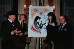 Etape finale: l'affiche, sur carton marouflé, est achevée et Corbassière la présente à ses amis Pierre Cardin (à gauche) et Emile Letournel en compagnie de sa compagne et modèle Charlie. 