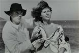 1975. Sur la plage de la Voile Rouge, son fief, Corbassière met la dernière touche à la lithoquette dont il a déposé le brevet, potée ici par sa compagne Barbara Cole. 