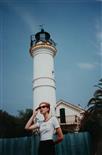 1999. Sa compagne et modèle Breyne devant l'ancien atelier du phare de l'Ilette au cap d'Antibes en 1961. 